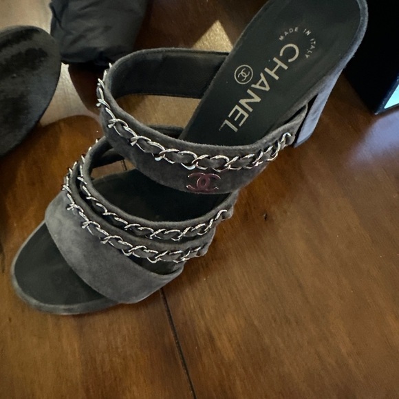 Chanel- Authentic . Comes with original packaging. Size:38 - Picture 8 of 9